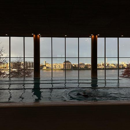 Canary Riverside Plaza Hotel Лондон Екстериор снимка View from the pool