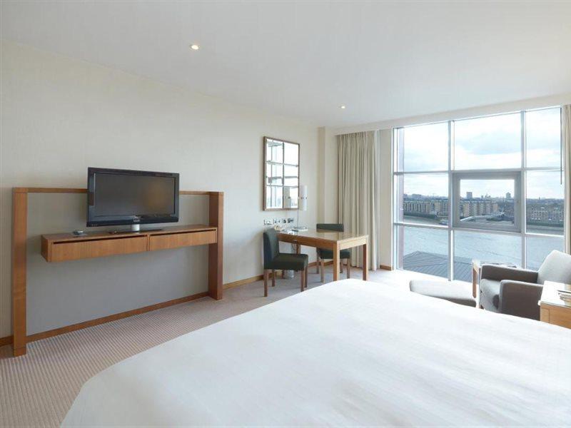 Canary Riverside Plaza Hotel Лондон Екстериор снимка A room at the Hilton London Heathrow