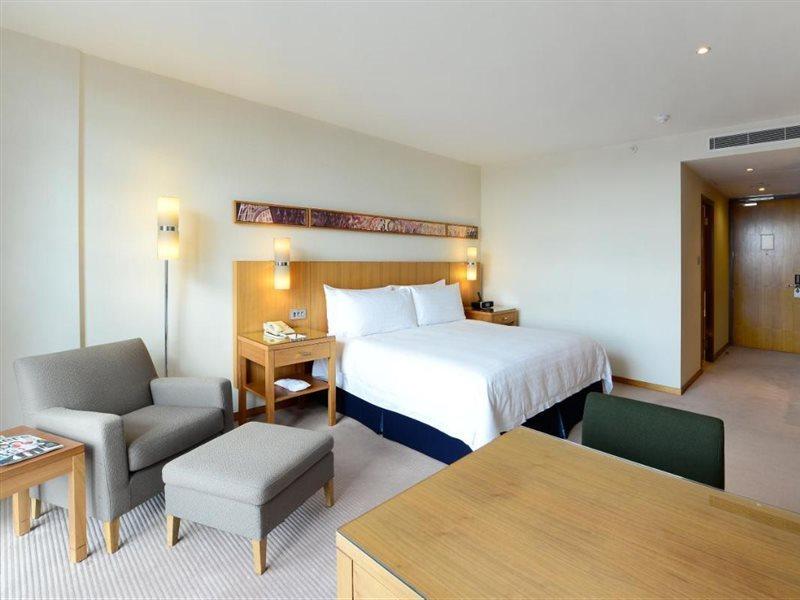 Canary Riverside Plaza Hotel Лондон Екстериор снимка A room at the hotel