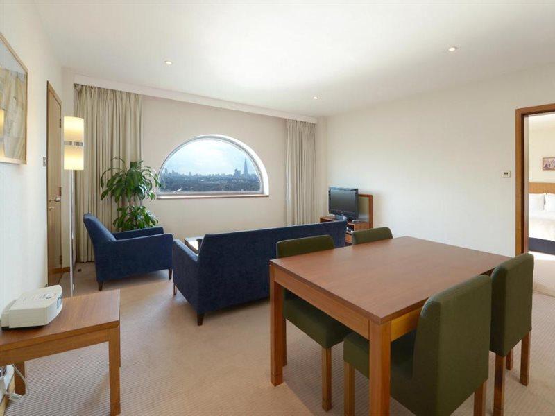 Canary Riverside Plaza Hotel Лондон Екстериор снимка A typical apartment