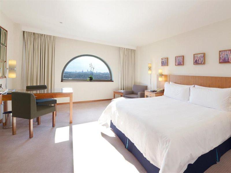 Canary Riverside Plaza Hotel Лондон Екстериор снимка A room at the hotel