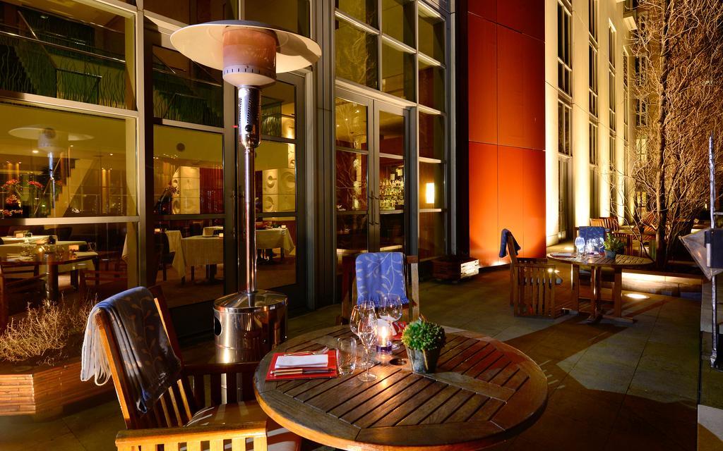Canary Riverside Plaza Hotel Лондон Екстериор снимка Patio at the Four Seasons Hotel