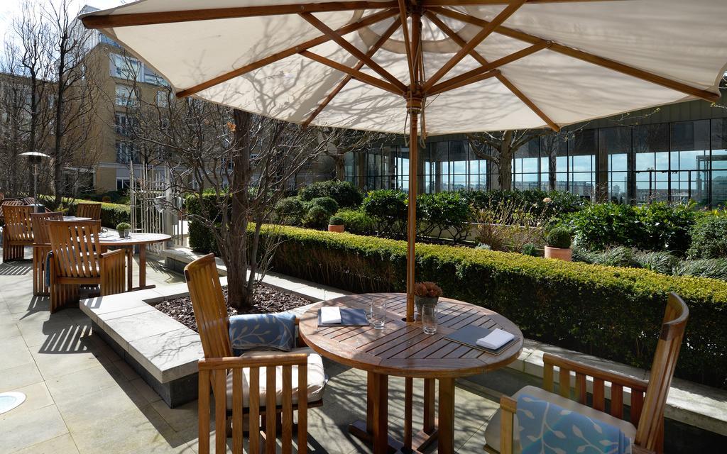 Canary Riverside Plaza Hotel Лондон Екстериор снимка The garden at the hotel