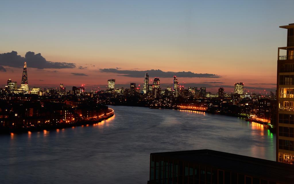 Canary Riverside Plaza Hotel Лондон Екстериор снимка View of the East River from the East River Promenade