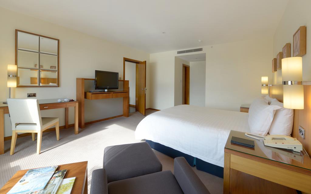 Canary Riverside Plaza Hotel Лондон Екстериор снимка A room at the hotel
