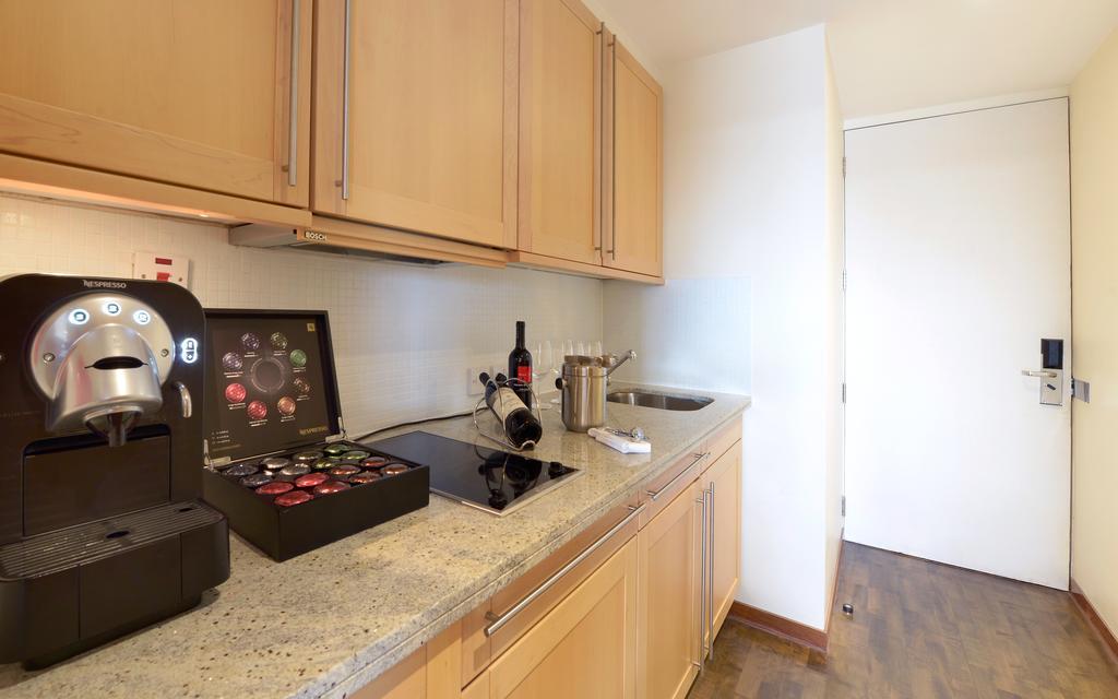 Canary Riverside Plaza Hotel Лондон Екстериор снимка A typical kitchen in a student apartment