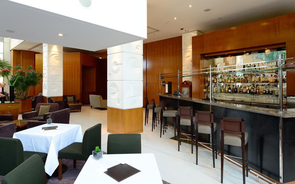 Canary Riverside Plaza Hotel Лондон Екстериор снимка The bar at the restaurant