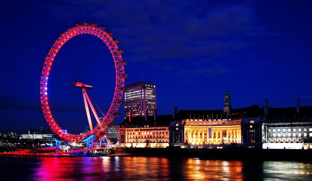 Canary Riverside Plaza Hotel Лондон Екстериор снимка The London Eye at night