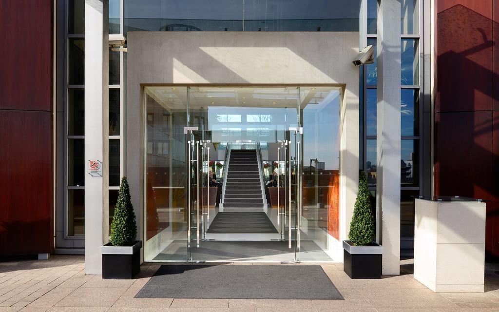 Canary Riverside Plaza Hotel Лондон Екстериор снимка Entrance to the hotel