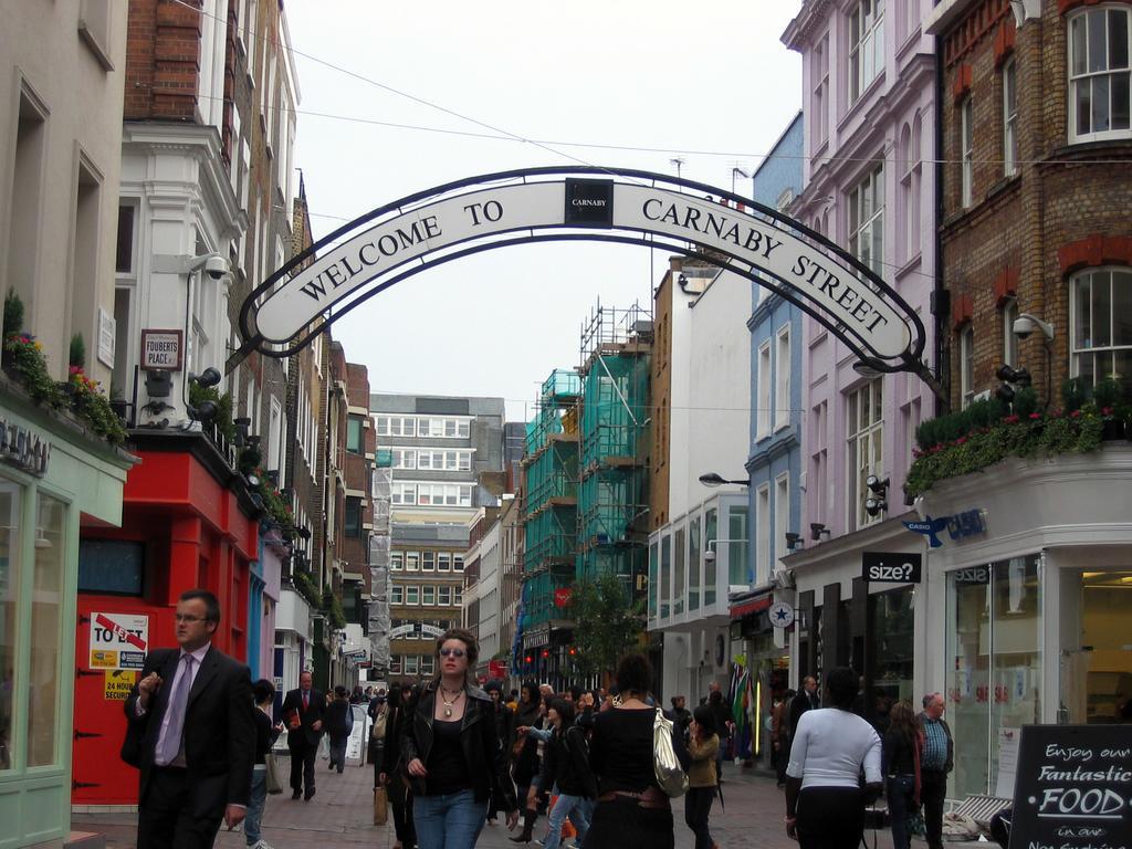 Canary Riverside Plaza Hotel Лондон Екстериор снимка The entrance to Carnaby Street