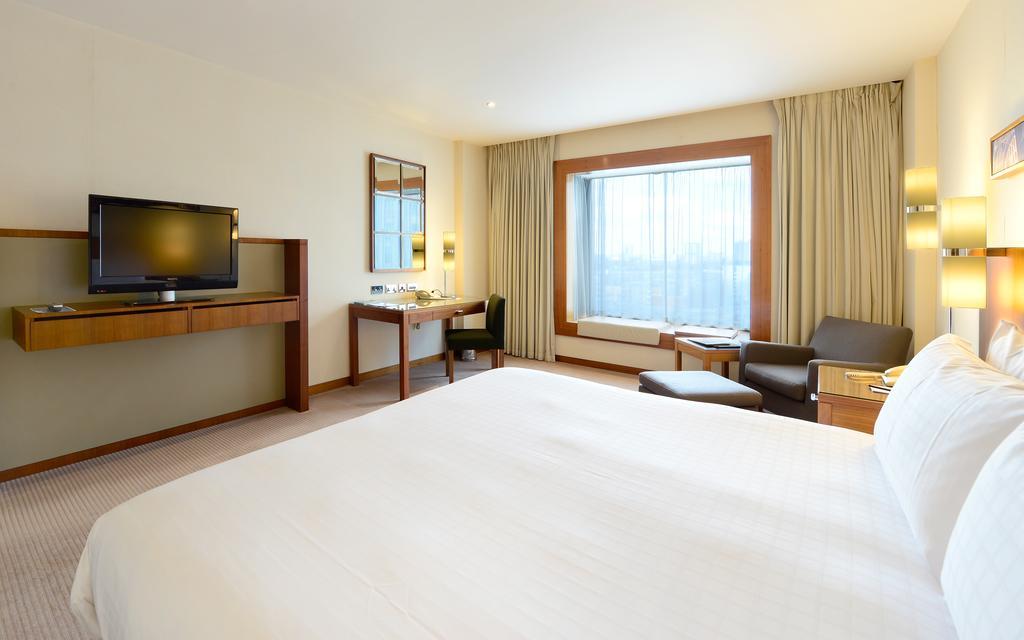 Canary Riverside Plaza Hotel Лондон Екстериор снимка A typical room at the hotel