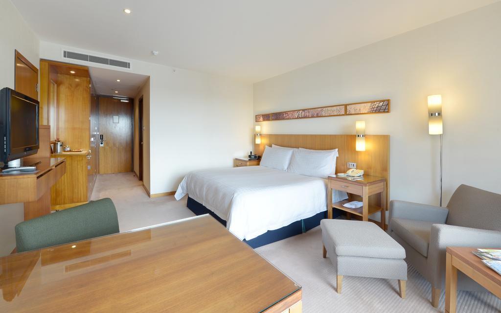 Canary Riverside Plaza Hotel Лондон Екстериор снимка A room at the hotel