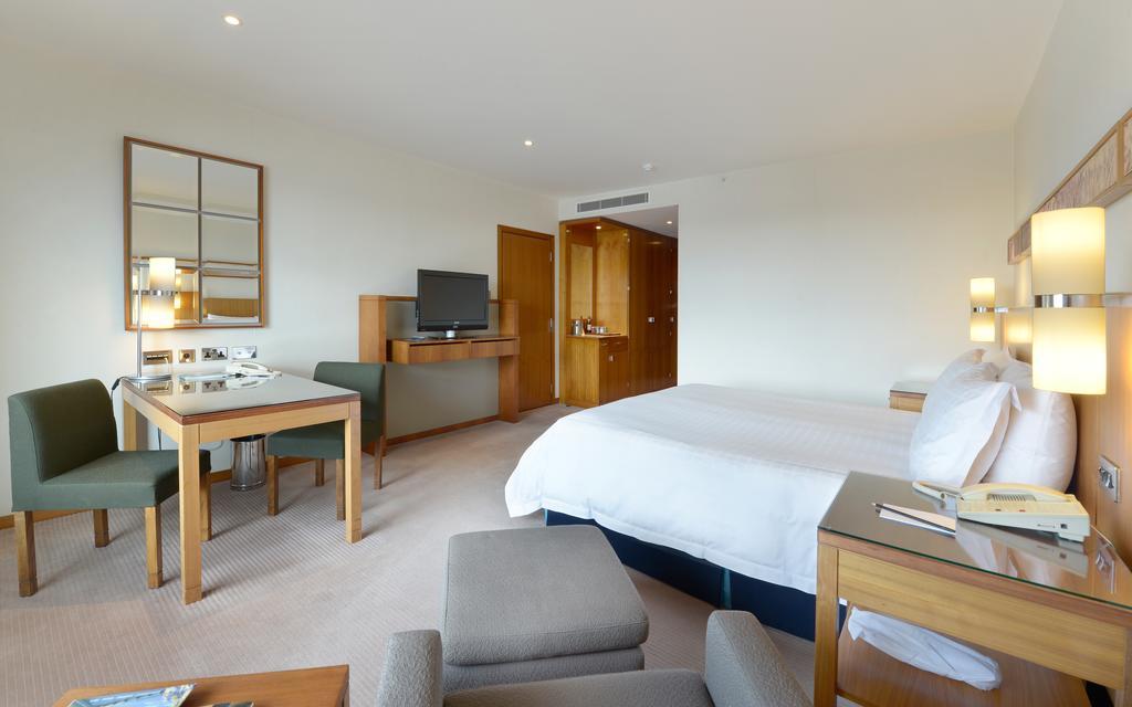 Canary Riverside Plaza Hotel Лондон Екстериор снимка A room at the InterContinental London The O2