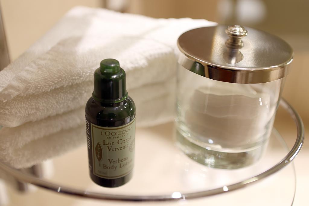 Canary Riverside Plaza Hotel Лондон Екстериор снимка L'OCCITANE Verbena Hand Cream