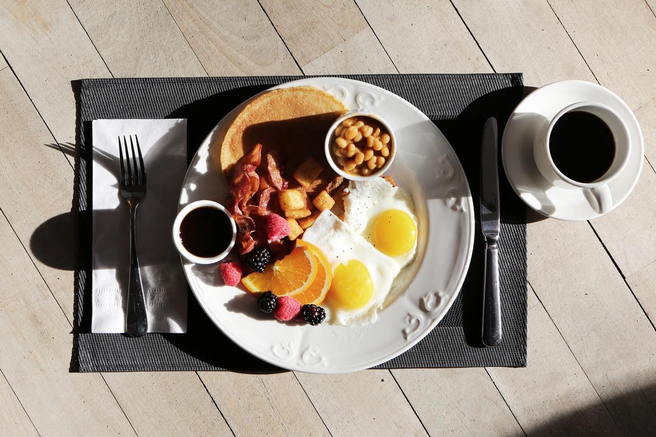 Canary Riverside Plaza Hotel Лондон Екстериор снимка A typical American breakfast