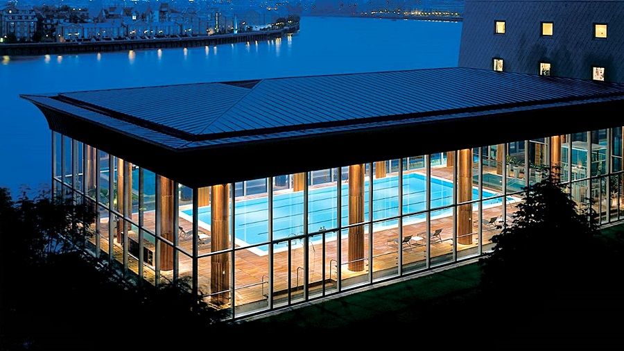 Canary Riverside Plaza Hotel Лондон Екстериор снимка The swimming pool at the hotel