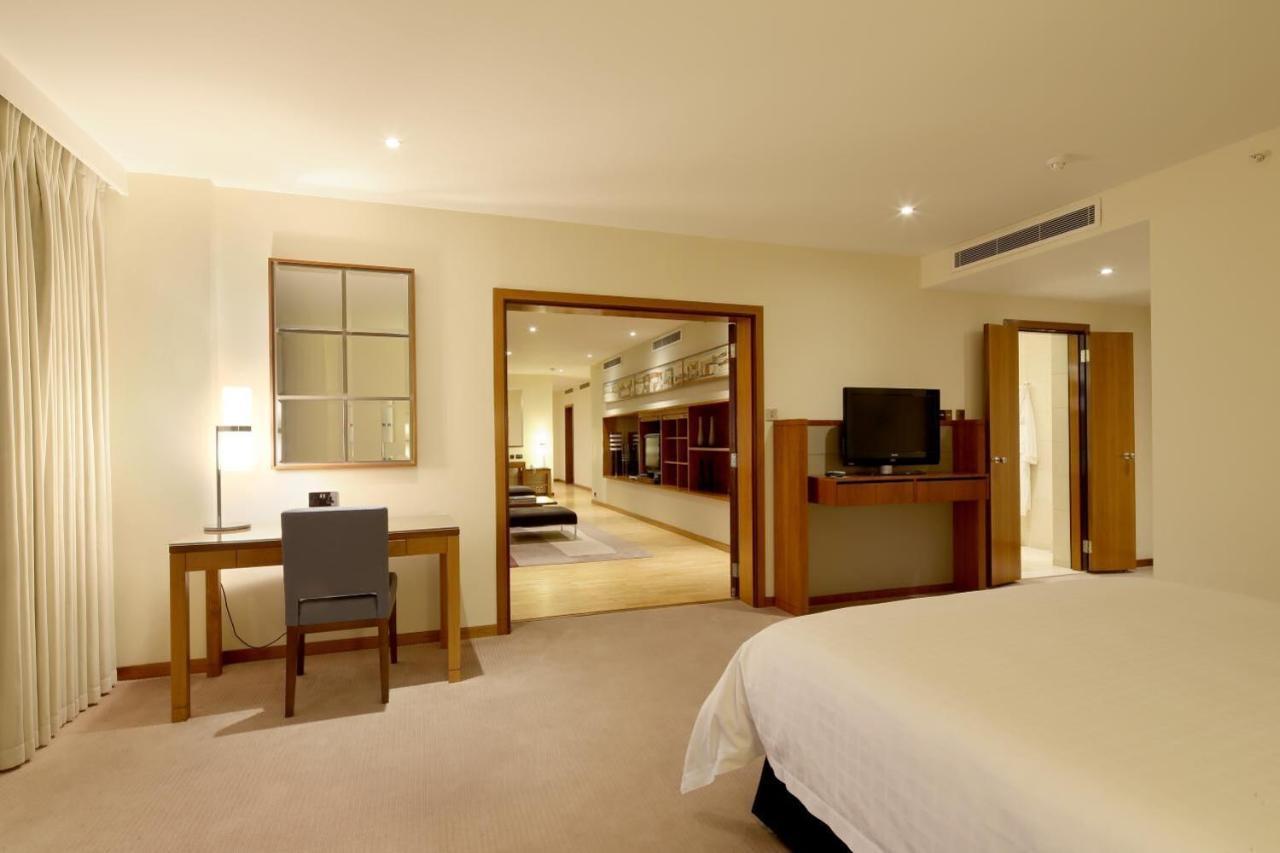 Canary Riverside Plaza Hotel Лондон Екстериор снимка A suite at the Conrad Dubai
